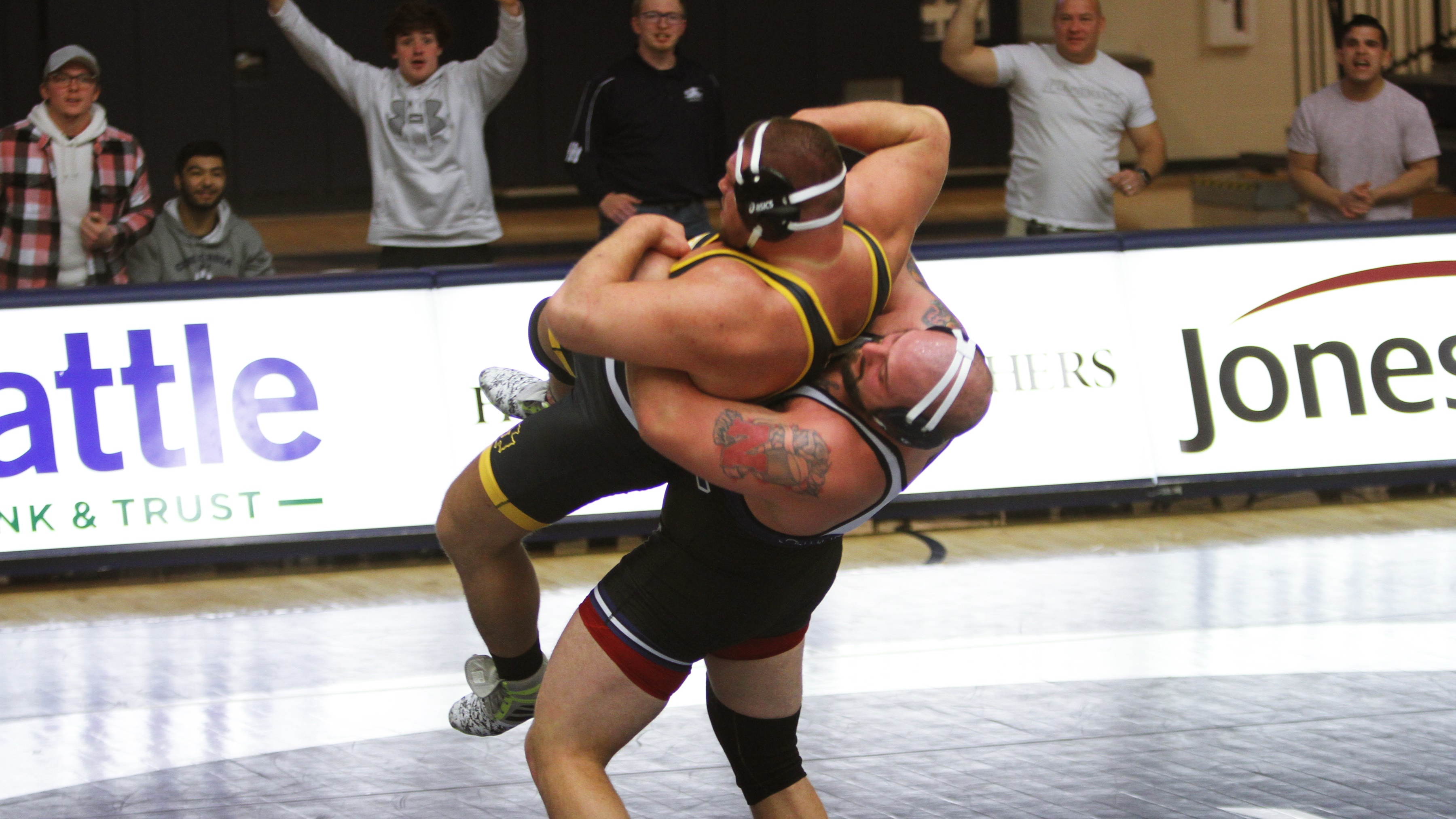 Farmer wins debut, Bulldogs defeat Ottawa Wrestling Concordia