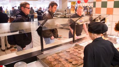 Students lined up in Janzow Cafeteria getting food