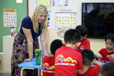 A Concordia student interacting with kids participating in the English Summer camp at Buena Vista Concordia International School in Shenzhen, China